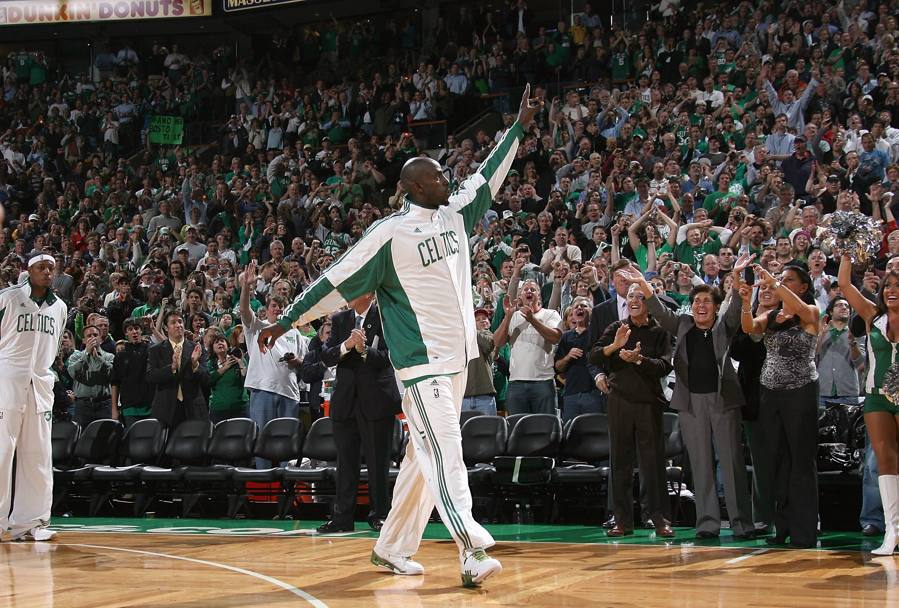 28 ottobre 2008: Kevin Garnett e i Boston Celtics festeggiano il titolo vinto 4 mesi prima contro i Lakers